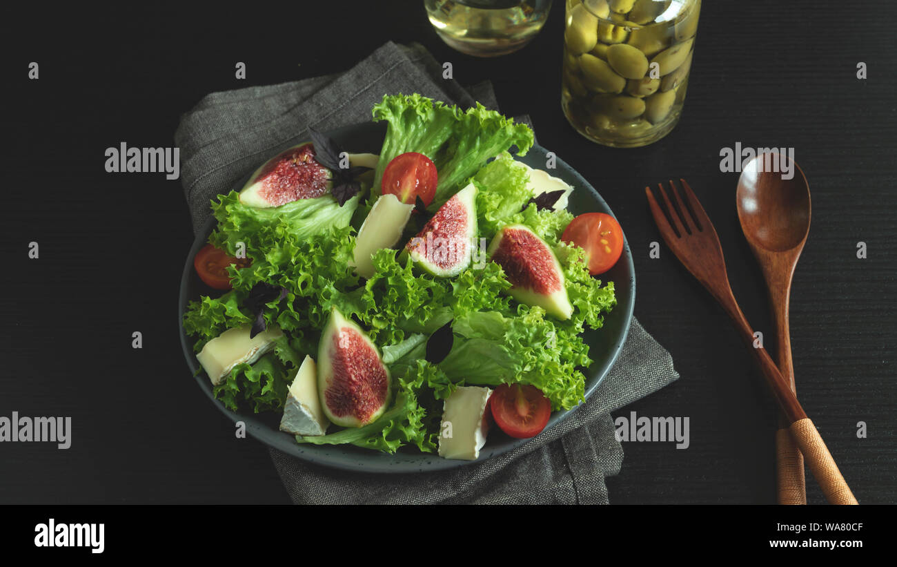 Salat mit Feigen, Käse und Tomaten, Gemüse Stockfoto