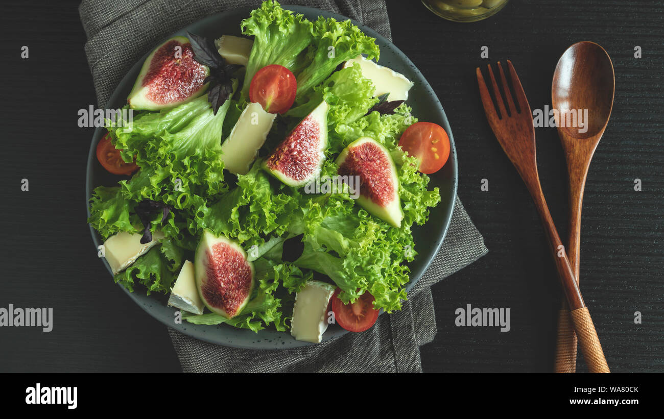 Salat mit Feigen, Käse und Tomaten, Gemüse Stockfoto