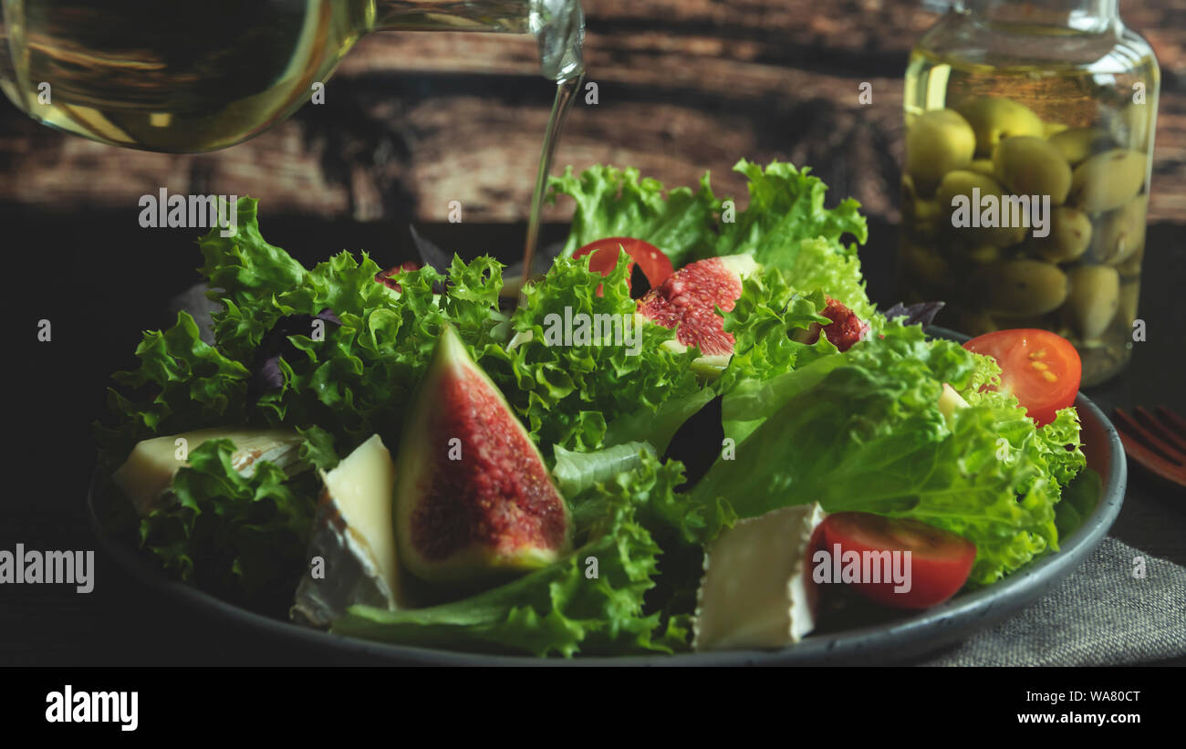 Salat mit Feigen, Käse und Tomaten, Gemüse Stockfoto