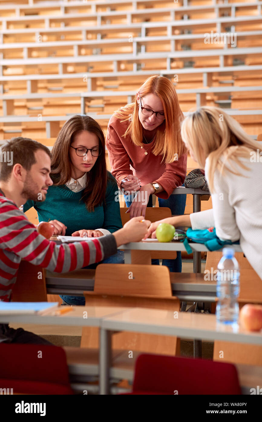 Gruppe junger Studenten in der Lehre tätig. Stockfoto