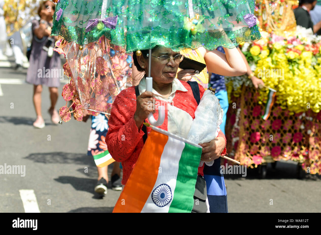 Tausende von Menschen in die 39 Indien Day Parade teil Indiens Unabhängigkeit Tag entlang der Madison Avenue an der 18. August 2019 in New Yor zu feiern. Stockfoto