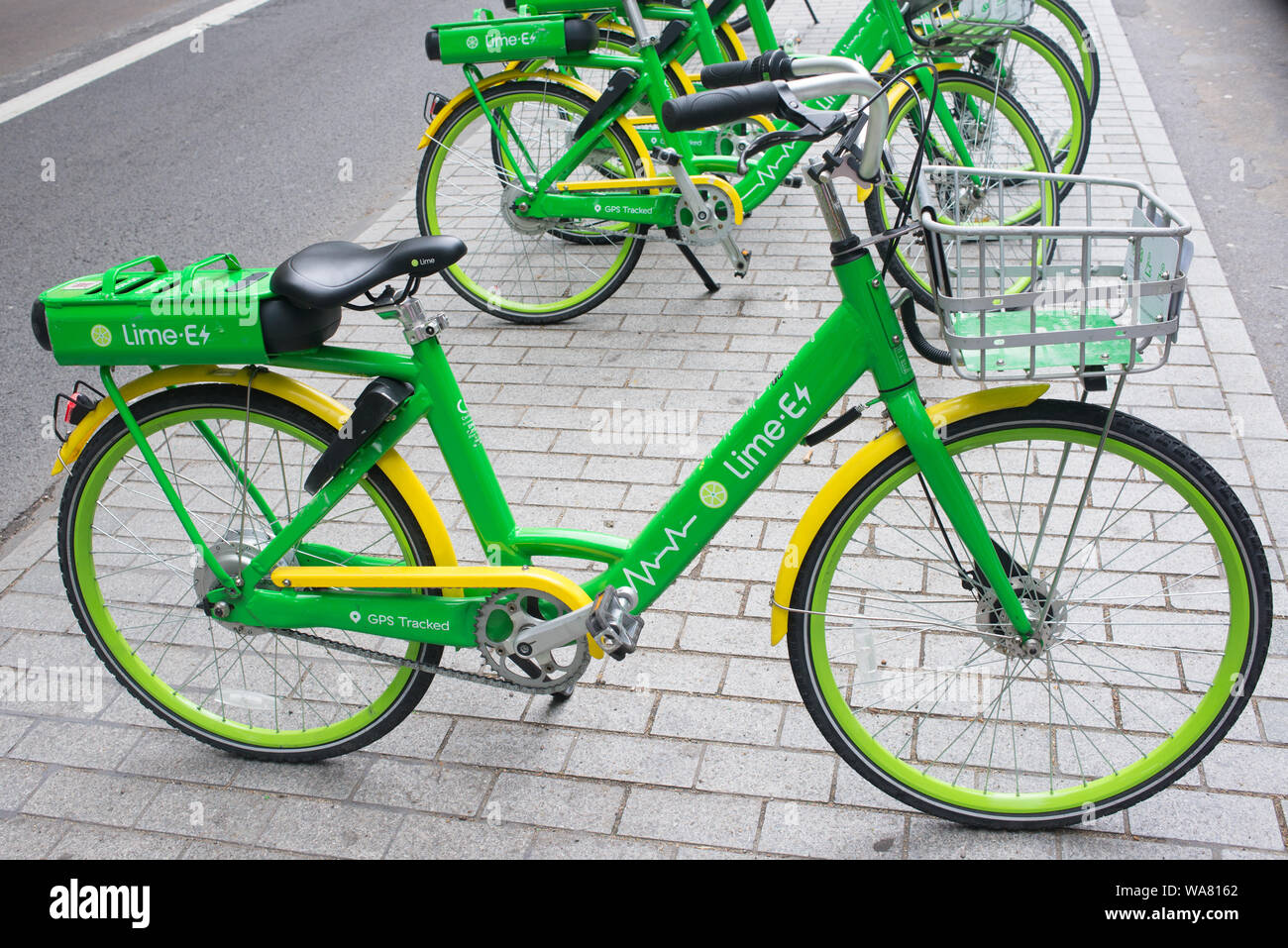 London, UK - August 2019: Dockless Kalk-E grün Elektrofahrrad auf einer Straße im Zentrum von London. Kalk ist ein Kalifornier Bike-sharing Transport Standort Stockfoto