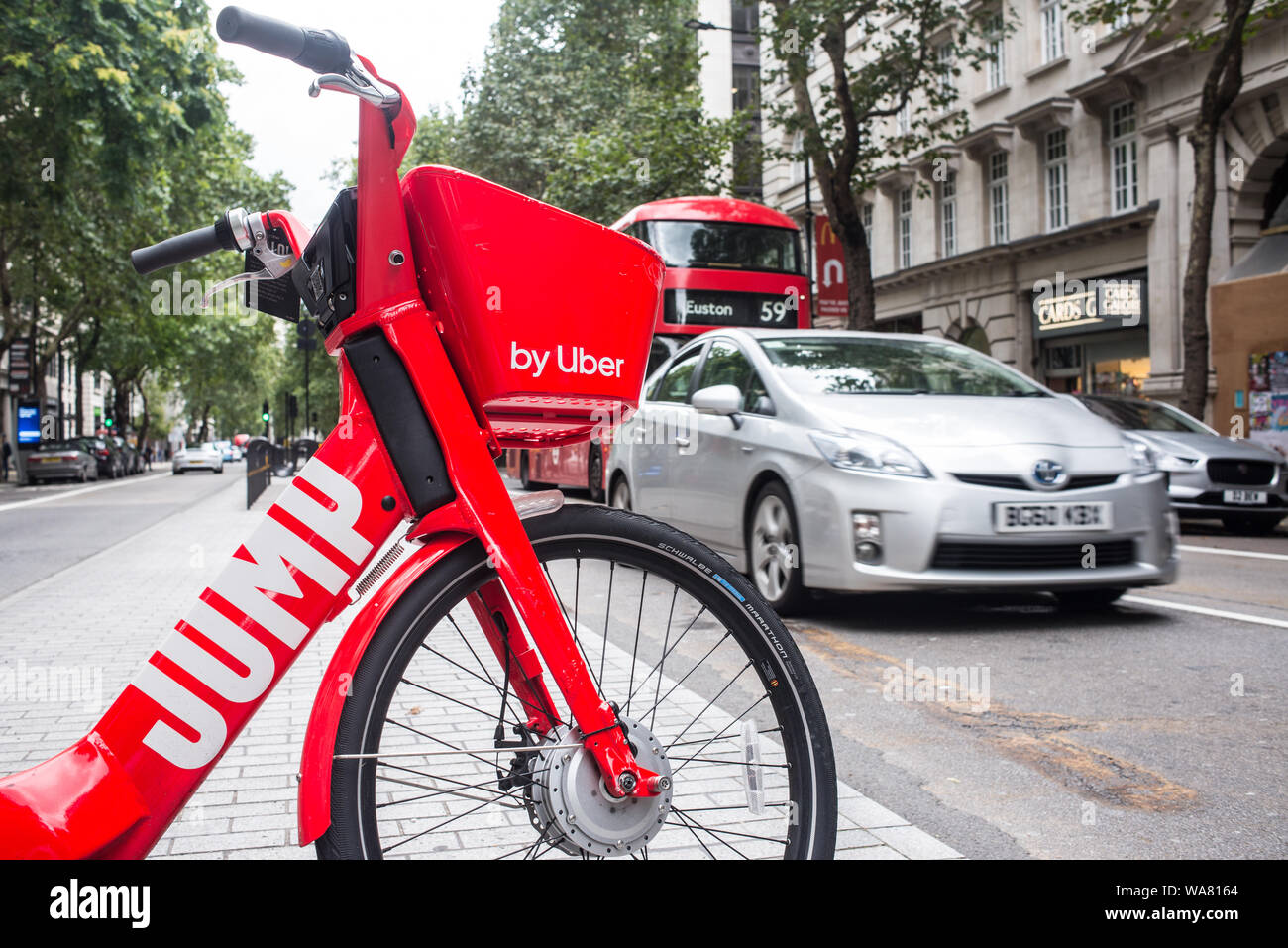 London, UK - August 2019: Dockless springen rot Elektrofahrrad von Uber auf einer Straße in Central London betrieben. Stockfoto