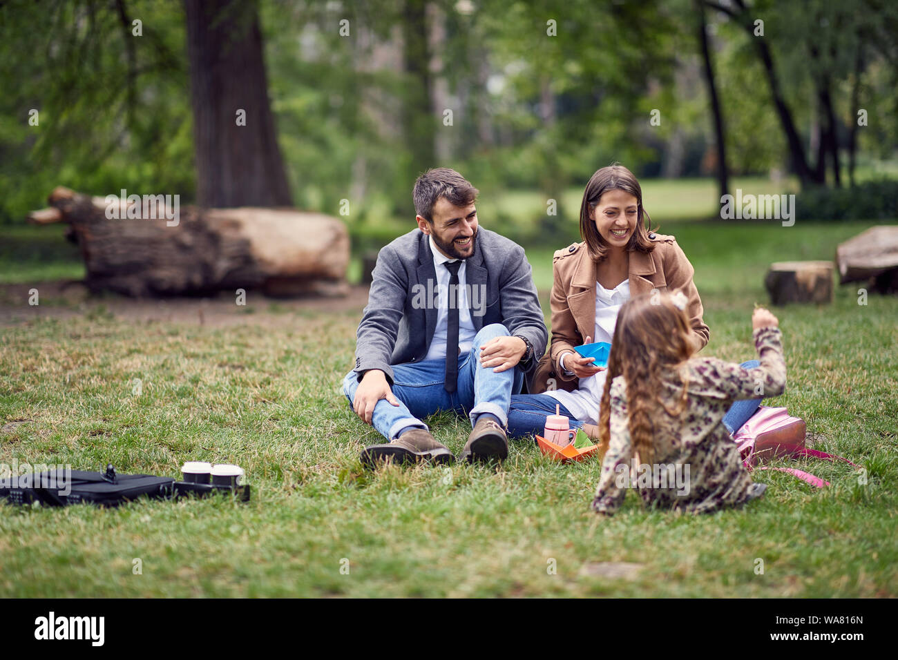 Glückliche Familie bei einem Picknick im Park nach dem ersten Tag der Schule Stockfoto