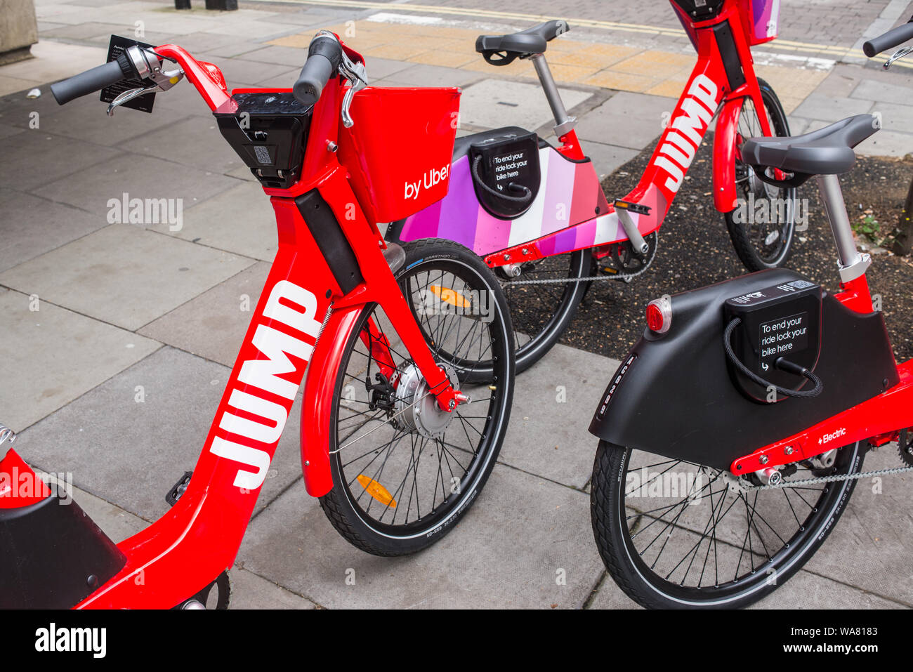 London, UK - August 2019: Dockless springen rot Elektrofahrrad von Uber auf einer Straße in Central London betrieben. Stockfoto