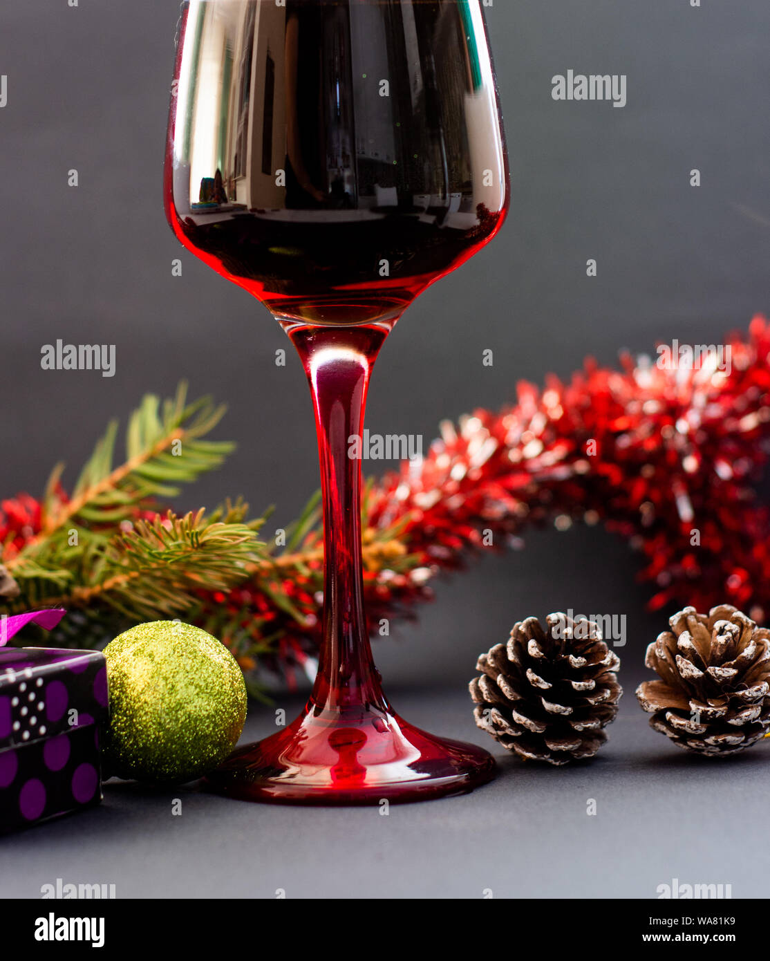 Rotwein Gläser am Esstisch zu Weihnachten Stockfoto