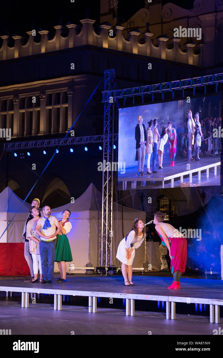 Teatr Pijana Sypialnia (Der Betrunkene Schlafzimmer Theater) während 32 ULICA Straßentheater Festival in Krakau Stockfoto