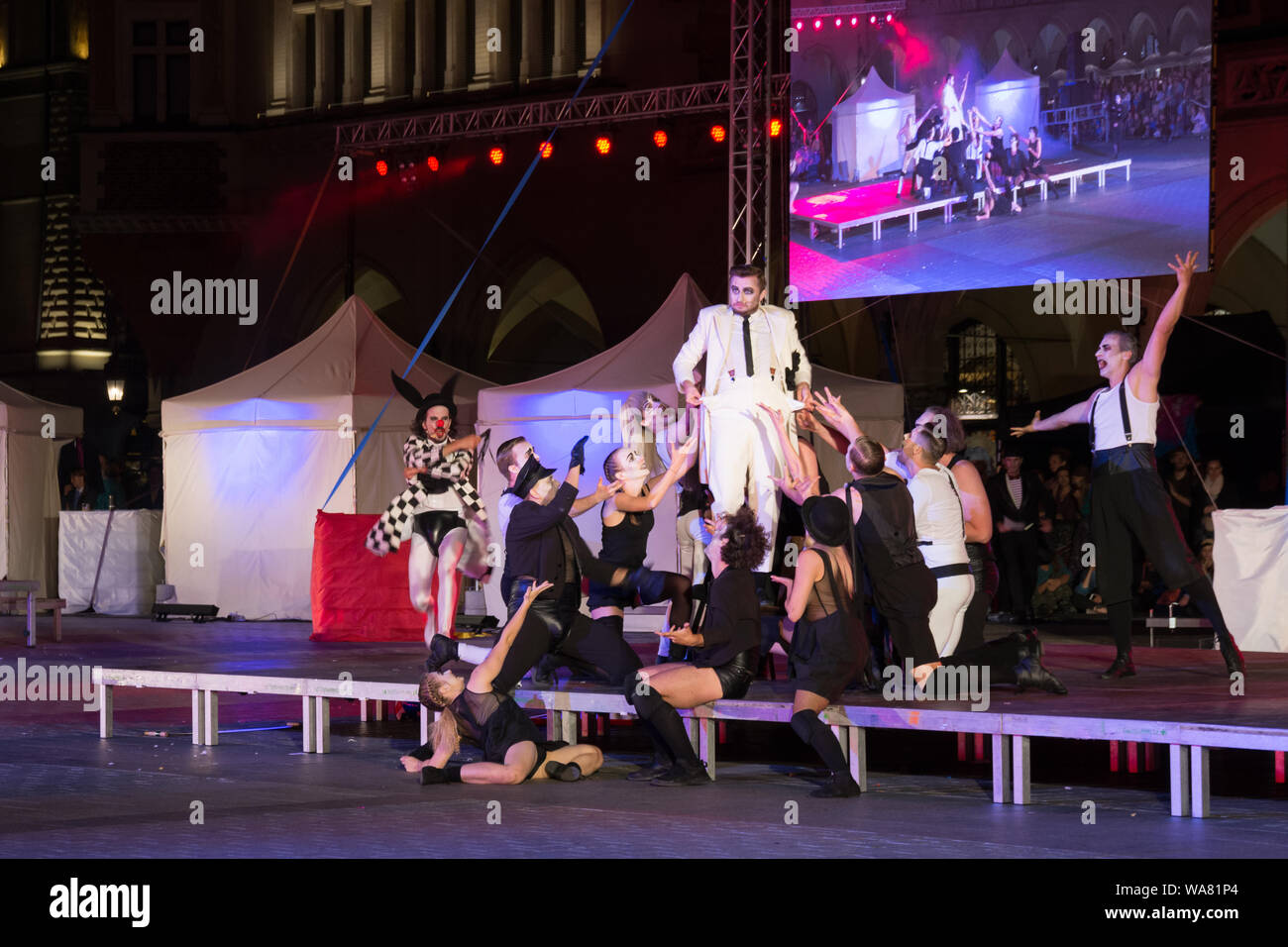 Die Dreigroschenoper (Sterben) Dreigroschenoper von Bertolt Brecht von der Krakauer Variété Theater während 32 ULICA Straßentheater Festival in Krakau inszeniert Stockfoto