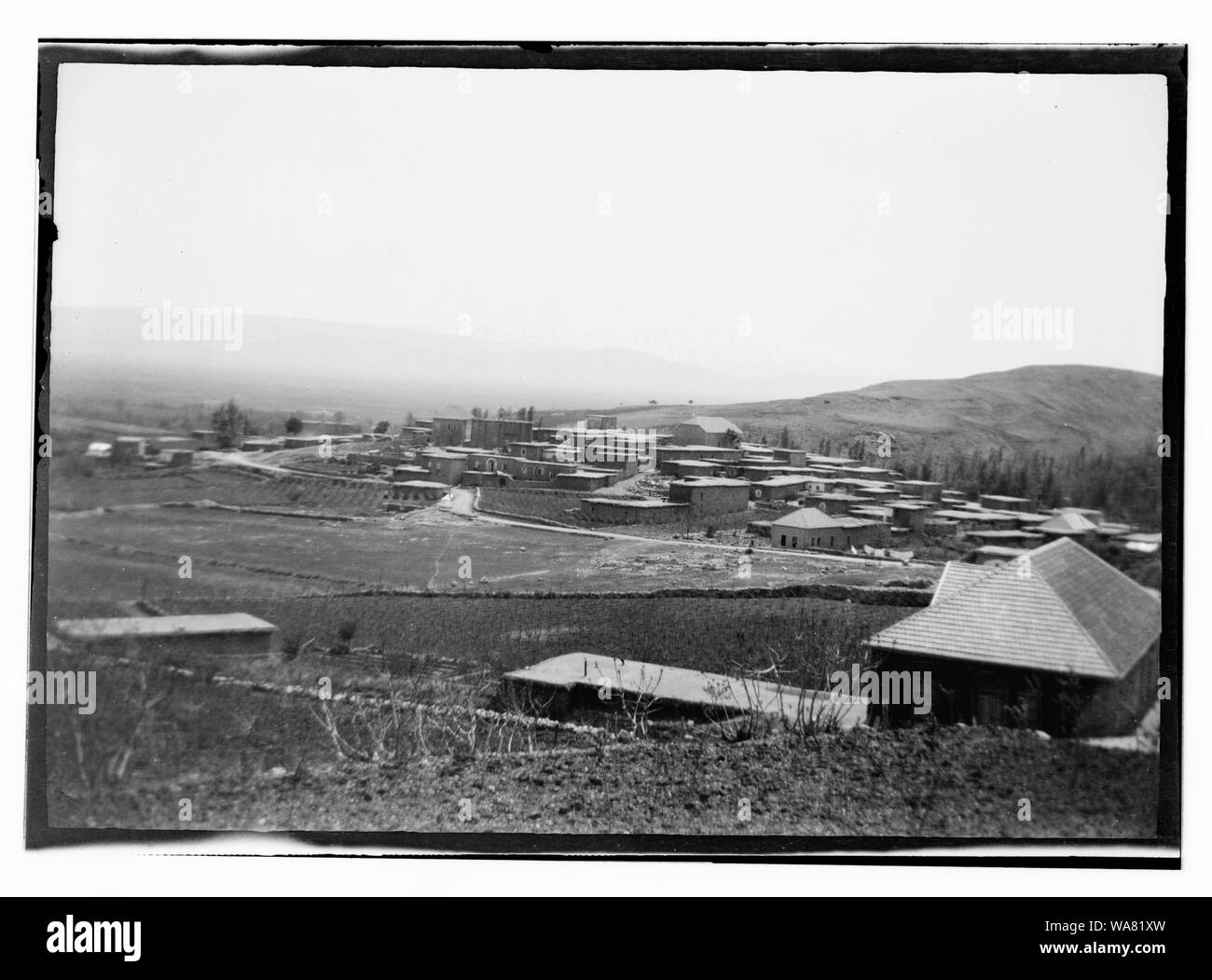 Gebäude mit Ziegeldach, in der Nähe von Dorf, Syrien Stockfoto