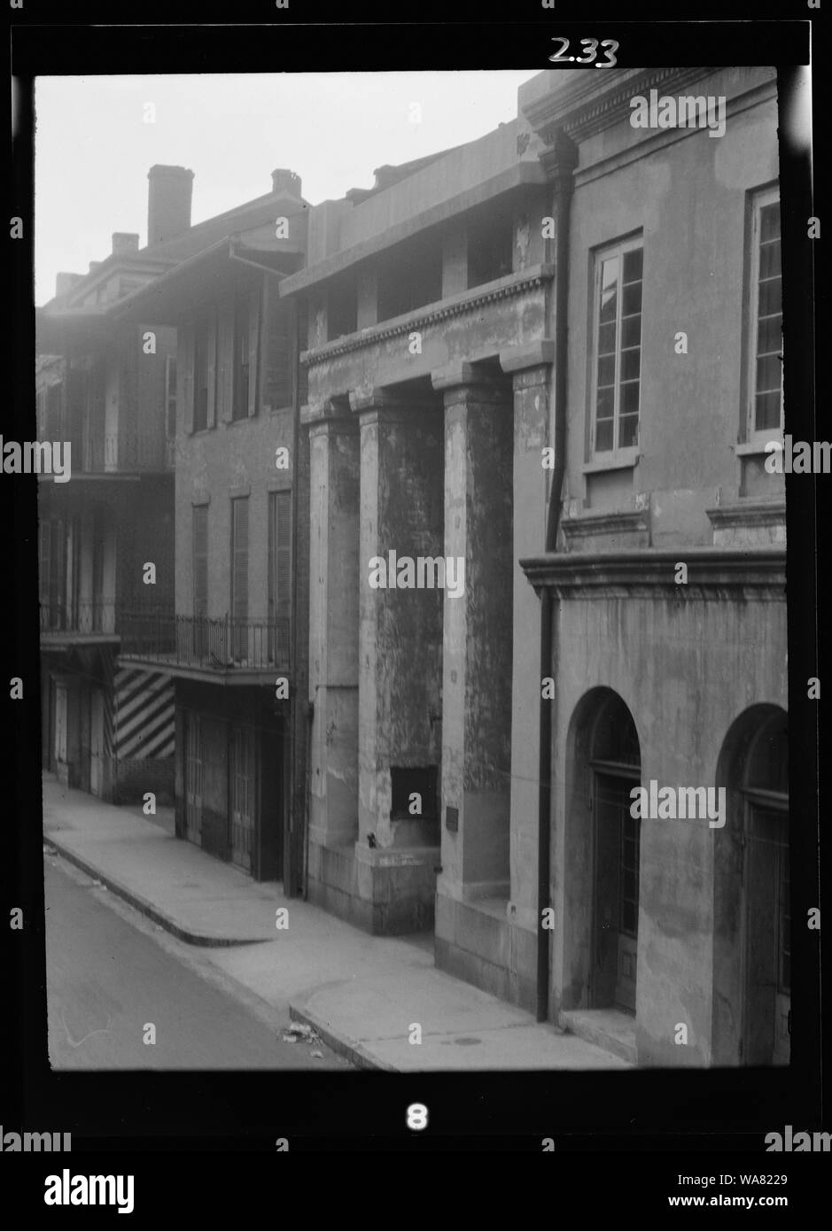 Gebäude, darunter das Arsenal, entlang St. Peter Street, New Orleans Stockfoto