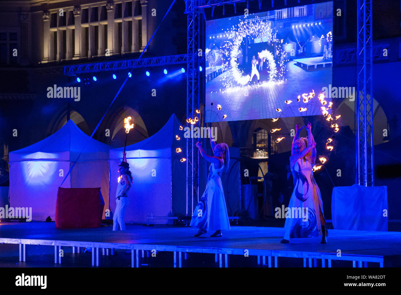 7. Juli 2019. Teatr Akt Akt (Theater) Brand Performance an der Parade der Animateure (Jongleur Parade) während 32 ULICA Straßentheater Festival Stockfoto
