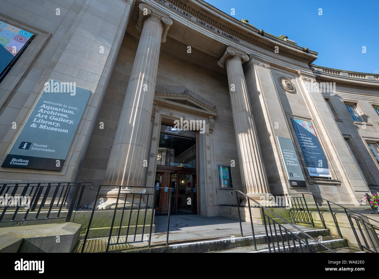 Der Eingang zu Bolton Museum, Aquarium und Archiv entfernt und Bolton Central Library auf Le Mans Halbmond in Bolton, Lancashire, UK. Stockfoto