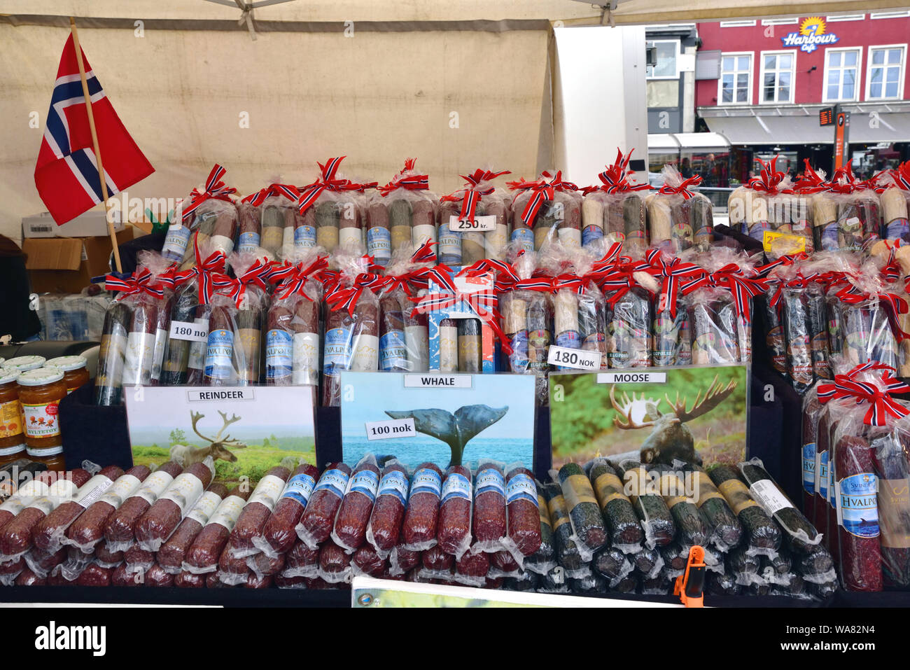 Auf dem Fischmarkt in Bergen, Norwegen ausgeht, Verkauf von Rentier-, Wal- und Elch Fleisch. Stockfoto