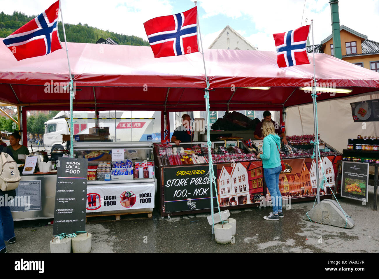 Ein Stall verkaufen vor allem Fleisch auf dem Fischmarkt in Bergen, Norwegen. Stockfoto