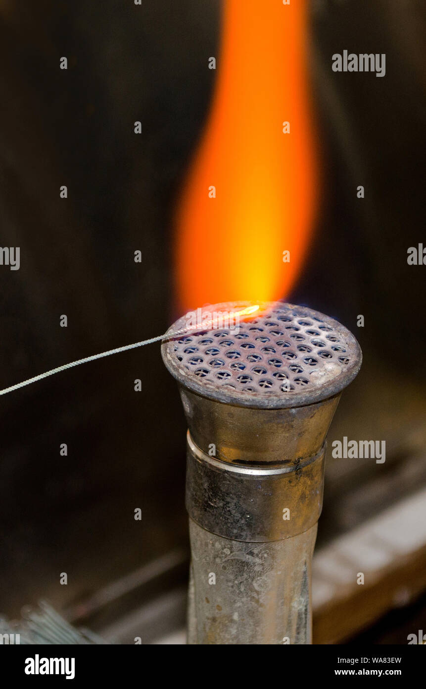 Bunsenbrenner und Flamme brennen in ein Chemiker lab Stockfoto