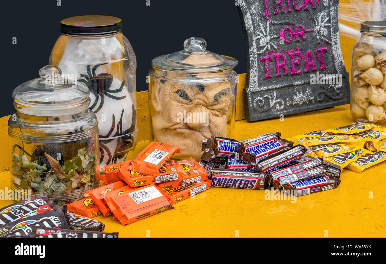 Oktober 27, 2018 Coloma MI USA; Schokoriegel sind neben Gruselige Dinge in Gläser Set für den Trick oder Festlichkeit während ein Halloween Event in einem kleinen Michigan Stockfoto