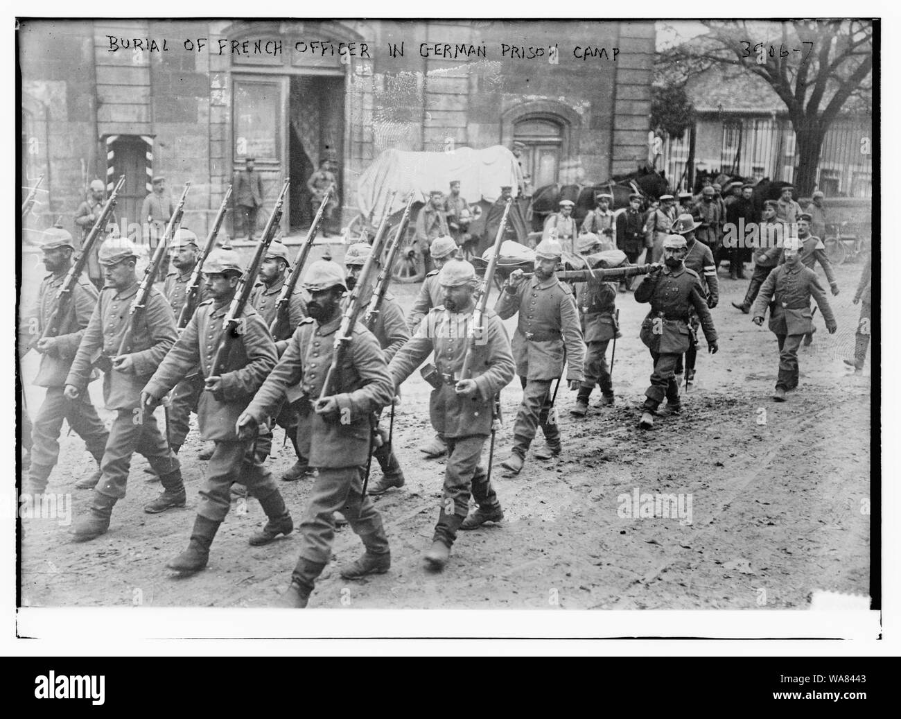 Begräbnis des französischen Offizier in deutschen Gefangenenlager Stockfoto