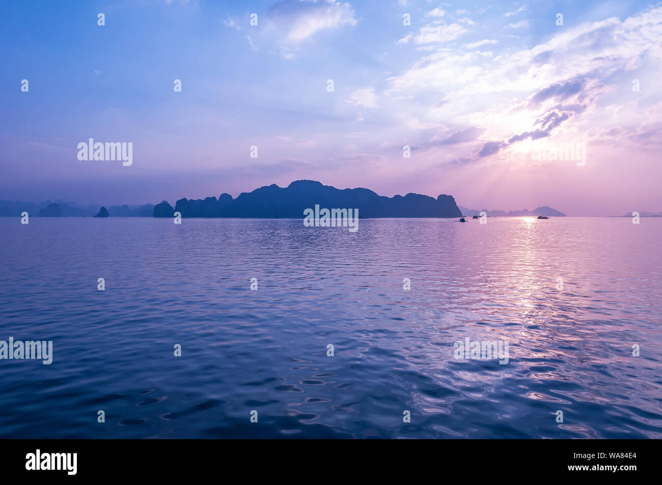 Märchen landschaft der Halong Bucht karst Insel Formationen bei Sonnenuntergang mit einem Sonnenstrahl, Nha Trang Provinz, Nordvietnam. Stockfoto