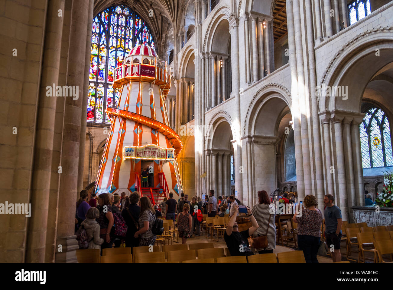 Ein Helter Skelter in das Kirchenschiff der Kathedrale von Norwich. Teil der "sehen die Dinge anders Projekt'. Stockfoto