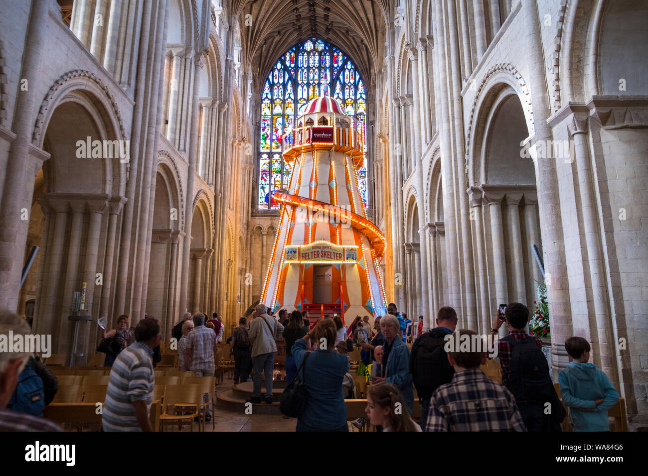 Ein Helter Skelter in das Kirchenschiff der Kathedrale von Norwich. Teil der "sehen die Dinge anders Projekt'. Stockfoto