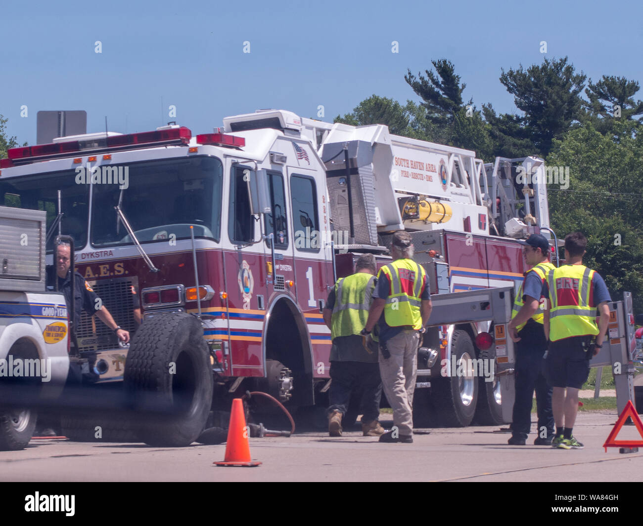 South Haven Michigan USA Juni 29, 2019; ein Feuerwehrauto erhält ein strassenrand reparieren Wenn es hat einen platten Reifen zurück von einem Brand Stockfoto
