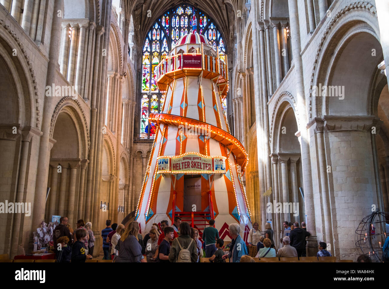 Ein Helter Skelter in das Kirchenschiff der Kathedrale von Norwich. Teil der "sehen die Dinge anders Projekt'. Stockfoto