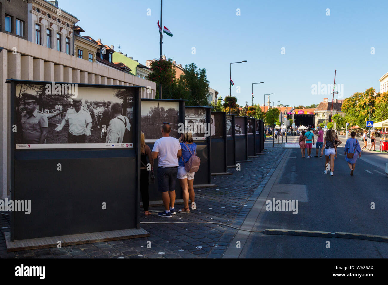 Leute, die sich die Ausstellung von Fotografien in 1989 an der ungarisch-österreichischen Grenze erschossen am 30 Veranstaltungen zum Jubiläum der Paneuropäischen Picknick Stockfoto