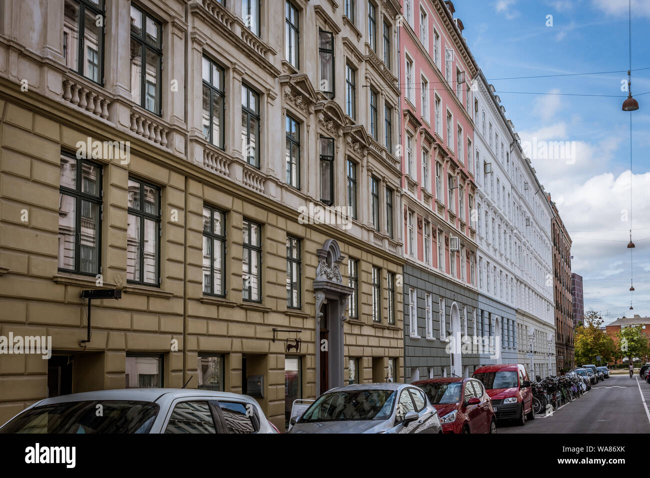 Alte vintage Häuser und geparkte Autos auf einer Galerie Straße in Kopenhagen, 16. August 2019 Stockfoto