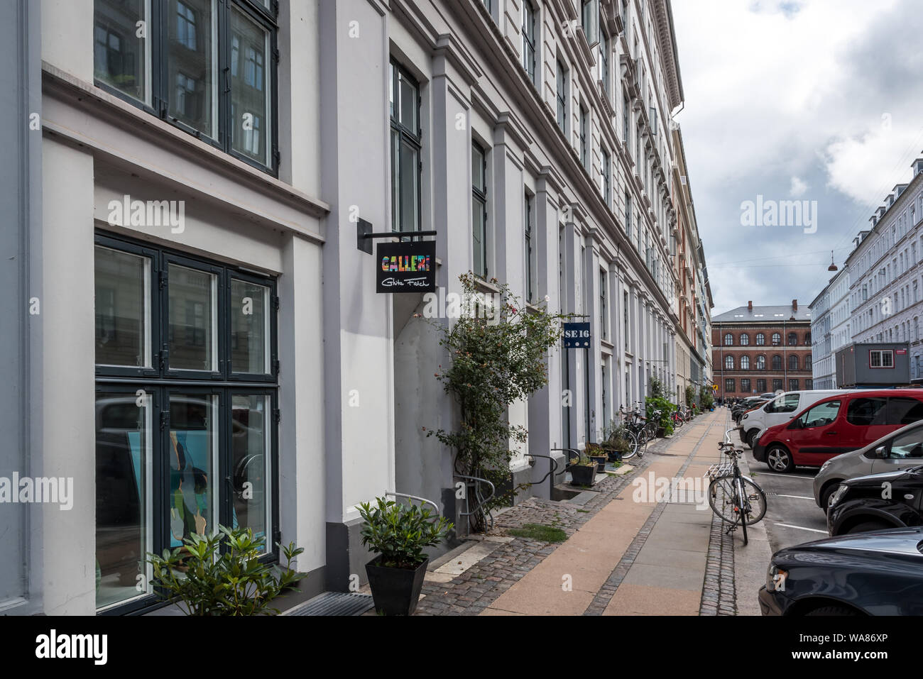 Galerien und ein Fahrrad auf dem Bürgersteig, eine Galerie Straße in Kopenhagen, 16. August 2019 Stockfoto