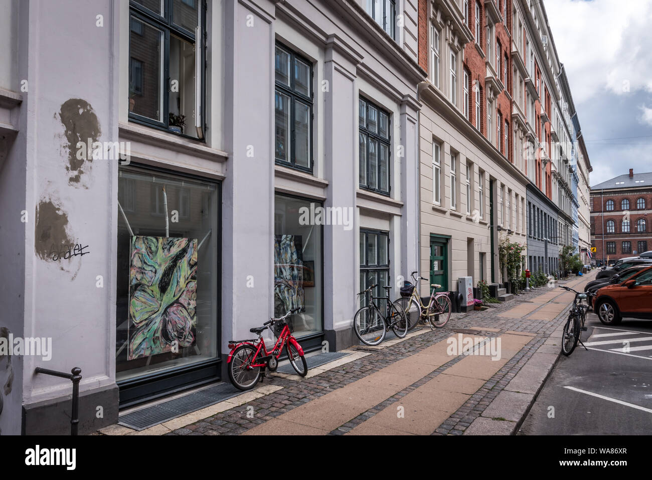 Art Gallery und ein rotes Fahrrad auf dem Bürgersteig, eine berühmte Galerie Straße in Kopenhagen, 16. August 2019 Stockfoto