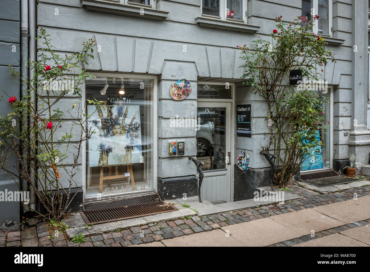 Eintritt in eine Kunstgalerie im Keller an der berühmten Galerie Straße in Kopenhagen, 16. August 2019 Stockfoto