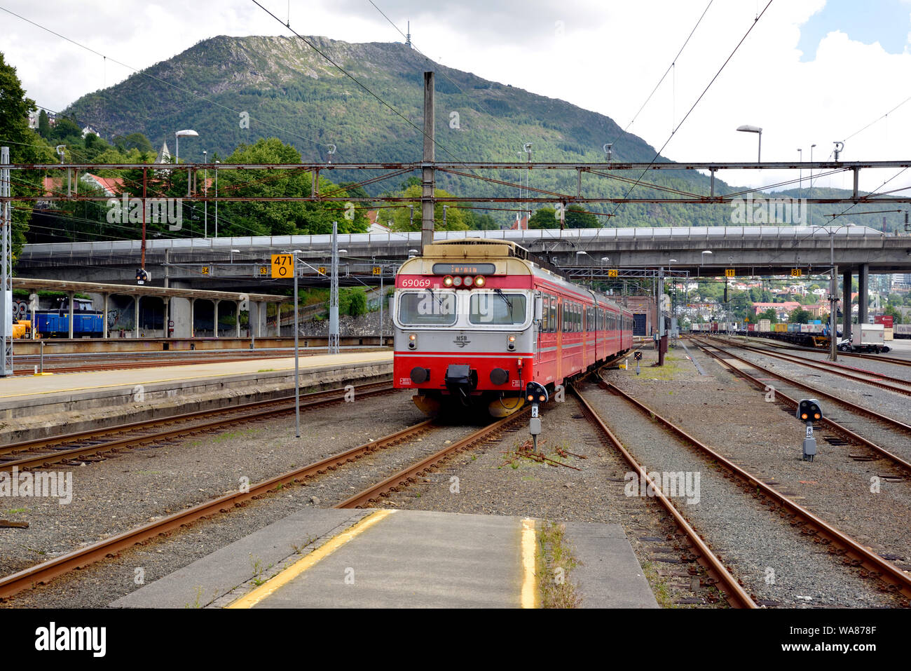 NSB Klasse 69 elektrische Triebzüge 69069 kommt an Bergen Central Station auf einem lokalen Service. Stockfoto