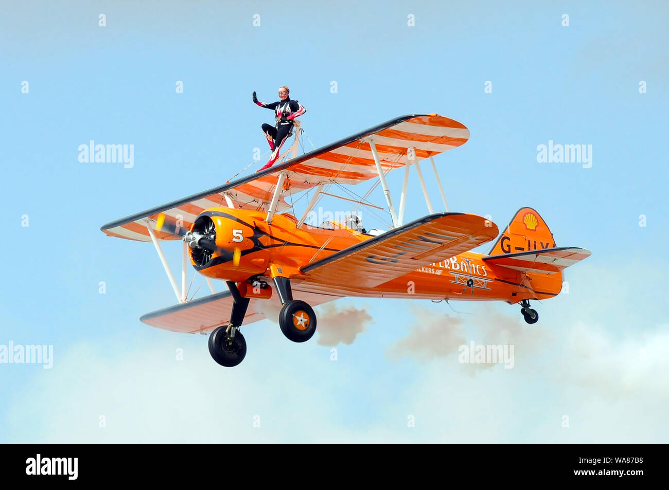 London, Großbritannien. 18 Aug, 2019. Wingwalkers Gemma Craigie und Kirsten Pobjoy auf Boeing Stearman Doppeldecker. Aerosuperbatics Wingwalkers durchführen. Biggin Hill Festival von Flug 2019 Credit: JOHNNY ARMSTEAD/Alamy leben Nachrichten Stockfoto