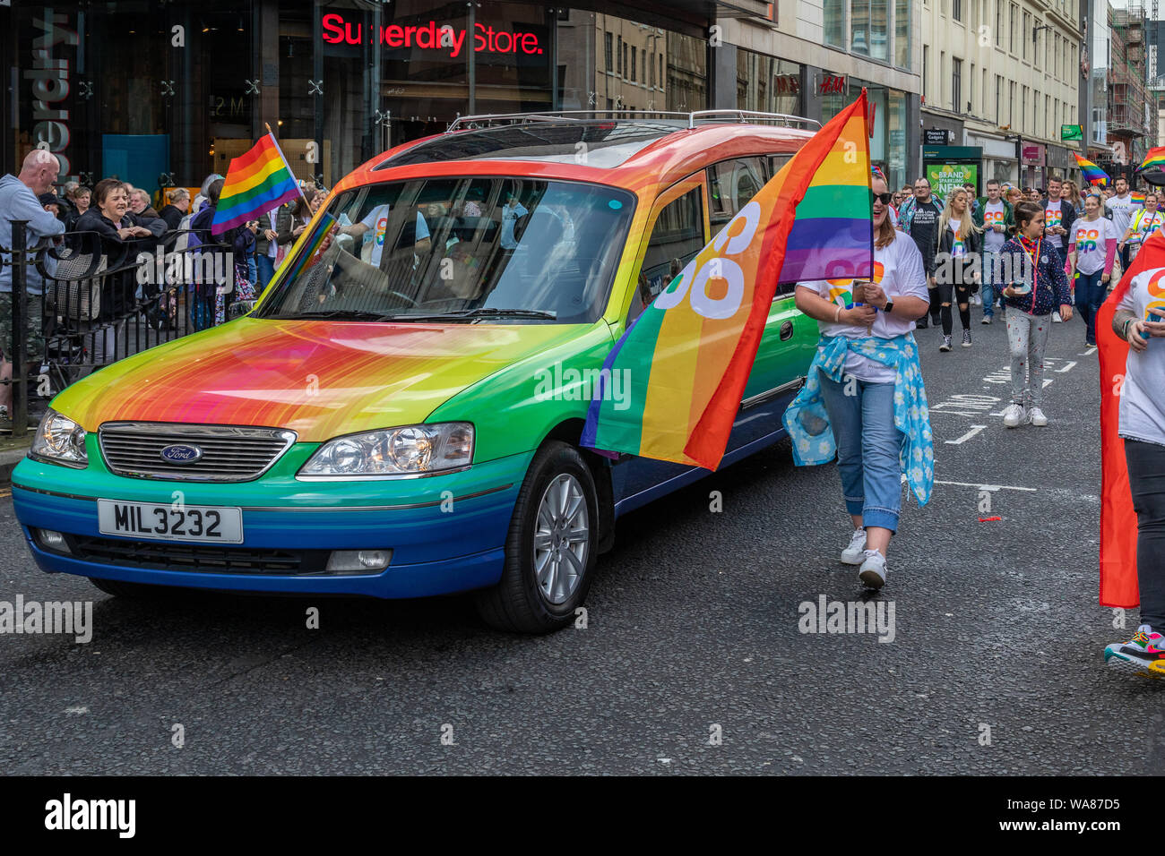 Ein co-op Funeralcare Leichenwagen in Gay Regenbogenfarben im Pride Glasgow 2019. Es war eine gemischte Reaktion auf die Fahrzeuge Präsenz auf der Veranstaltung. Stockfoto