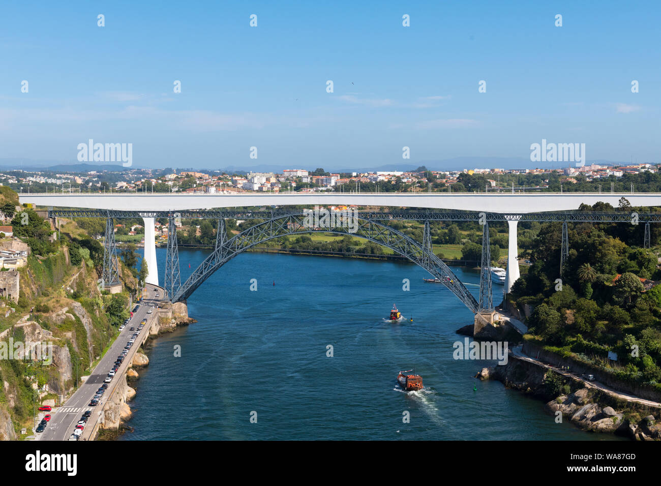 Portugal Porto Porto Ponte de São João & Ponte de Dona Maria Pia Rio Douro wasser Autos Verkehr Boote panorama Stockfoto