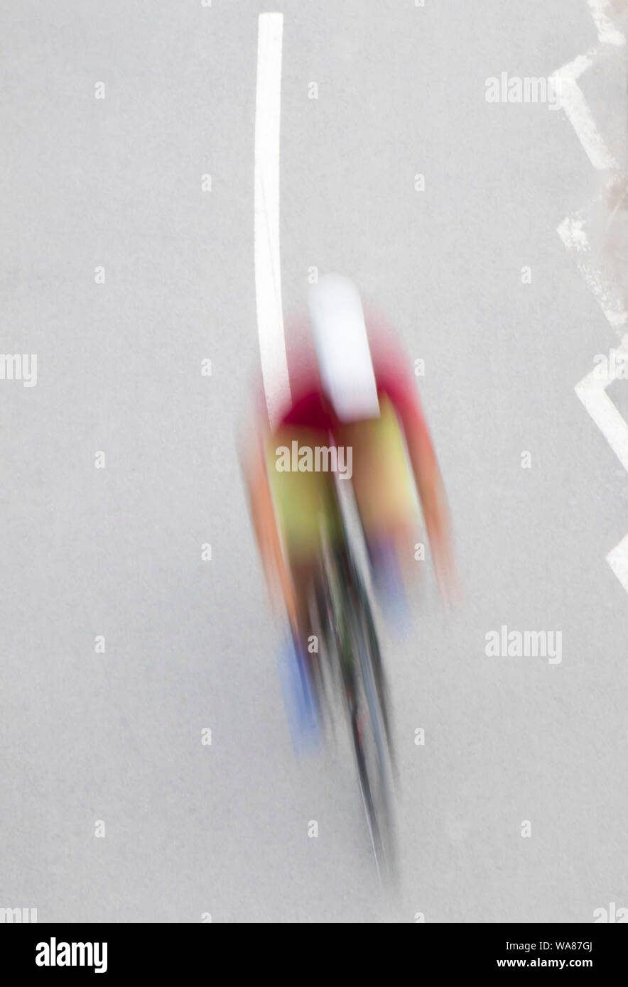Defokussierten abstrakte Bewegungsunschärfe der junge Mann auf dem Fahrrad auf dem Fahrrad Lane, von oben Stockfoto