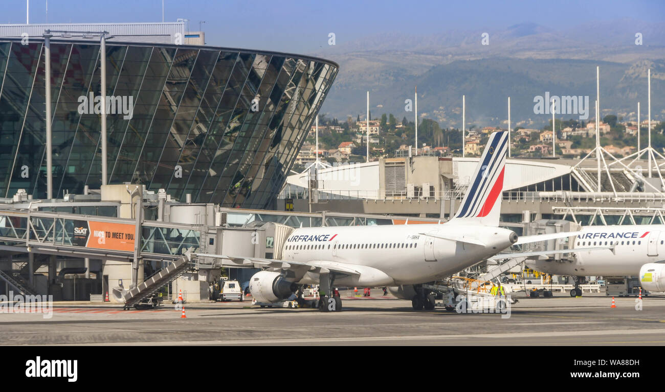 CANNES, Frankreich - April 2019: Air France Jets auf stehen außerhalb der Terminals am Flughafen Nizza geparkt. Stockfoto