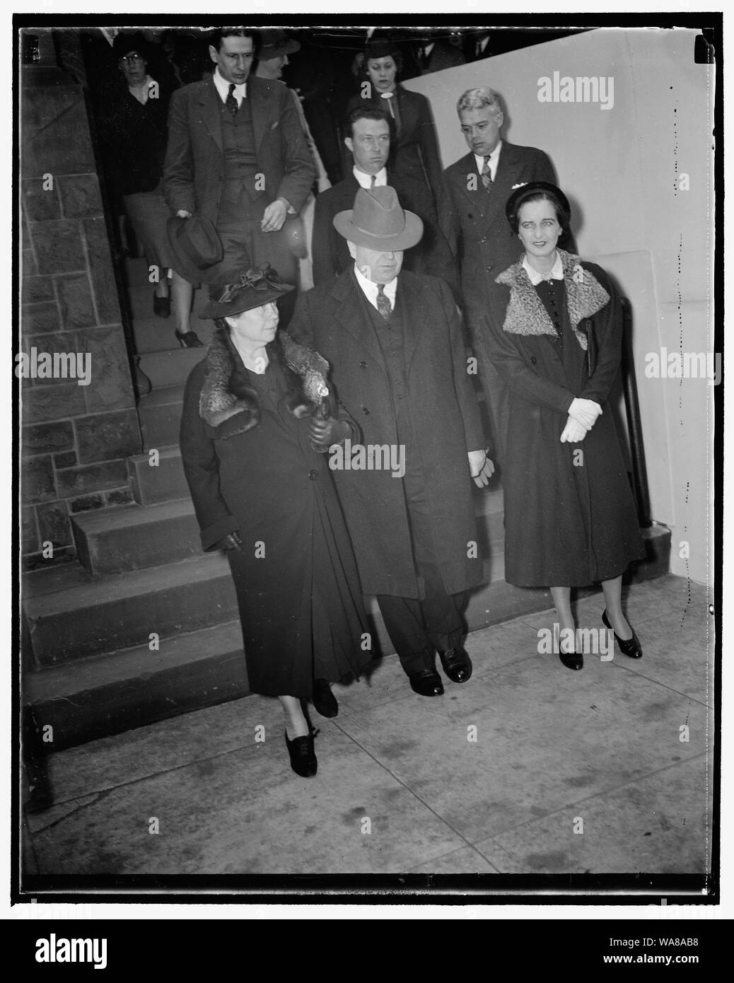 CIO Leiter und Frau Lewis besuchen Hopkins' Riten. Washington, D.C., den 9 Oktober. Herr und Frau John L. Lewis Mt verlassen. Angenehme Gemeindekirche heute, wo Sie besucht Trauerfeier für Frau Harry Hopkins, der Frau des WPA-Administrator. 10/9/37 Stockfoto CIO Leiter und Frau Lewis besuchen Hopkins' Riten. Washington, D.C., den 9 Oktober. Herr und Frau John L. Lewis Mt verlassen. Angenehme Gemeindekirche heute, wo Sie besucht Trauerfeier für Frau Harry Hopkins, der Frau des WPA-Administrator. 10/9/37 Stockfoto