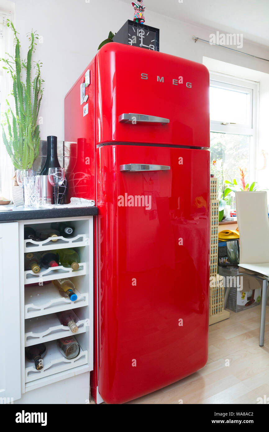 Smeg kühlschrank mit gefrierfach -Fotos und -Bildmaterial in hoher  Auflösung – Alamy