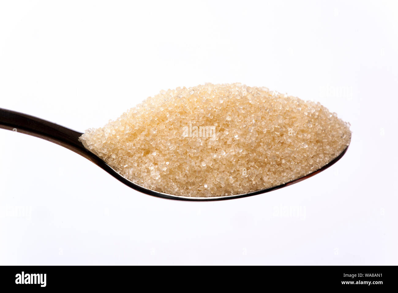 Brauner Rohrzucker auf Löffel Stockfoto