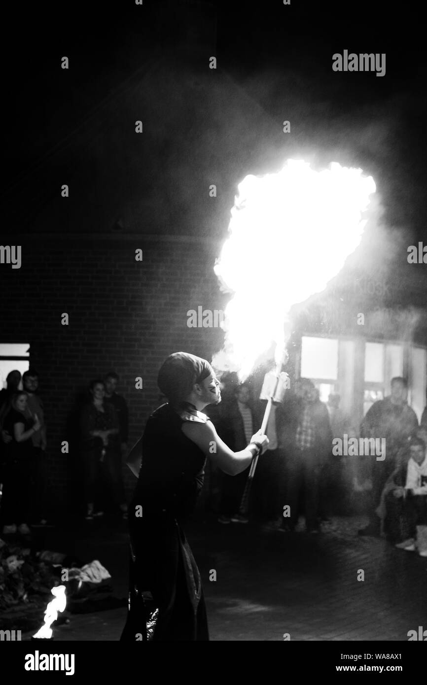 HAMM, Deutschland 18.08.2019: Fakir, Feuershow. Schwarz-weiß Foto. Stockfoto