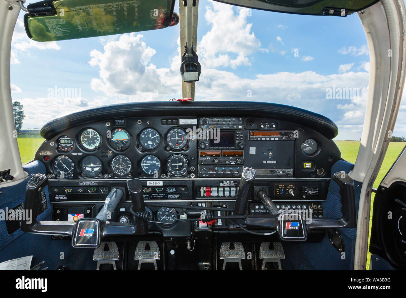 Cockpit, Instrumententafel einer Piper PA 28 Light aircraft Stockfoto
