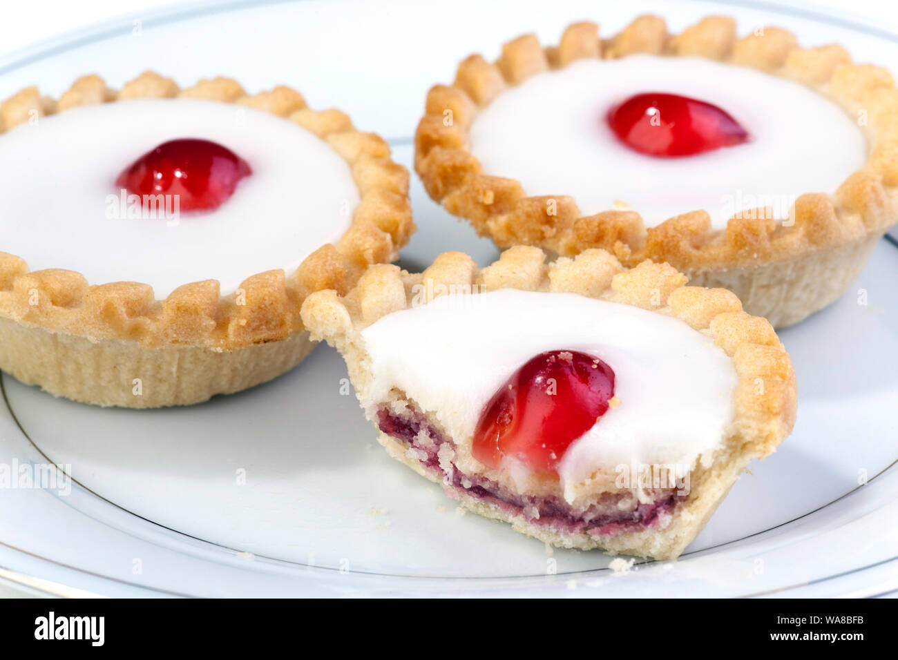 Iced cherry bakewell Torten Stockfoto
