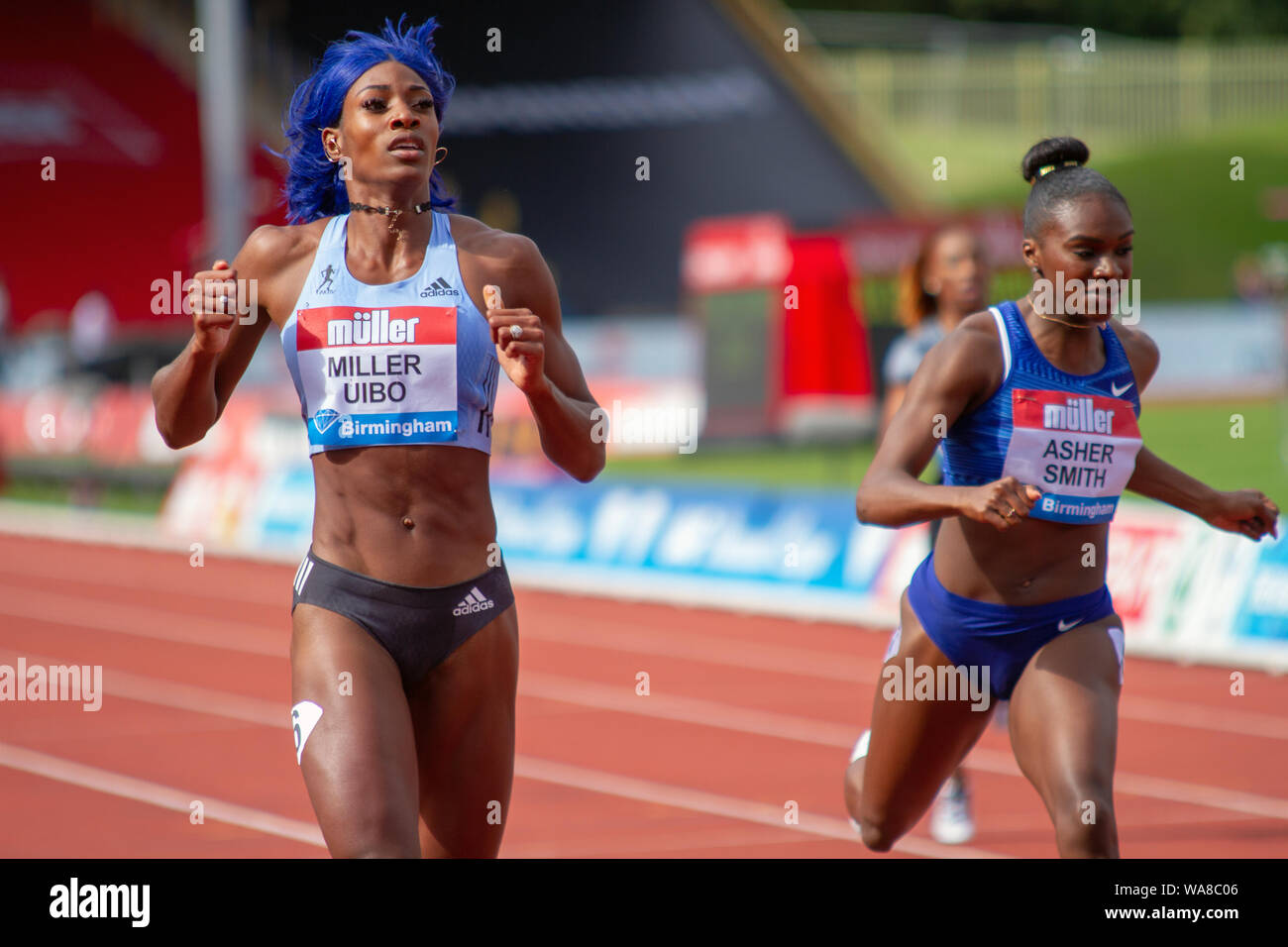 Shaunae Miller-Uibo der Bahamas gewinnt der Frauen 200 m, mit Dina Asher-Smith von Großbritannien den zweiten Platz, während der Birmingham 2019 Müller Grand Prix, am Alexander Stadium, Birmingham. Stockfoto