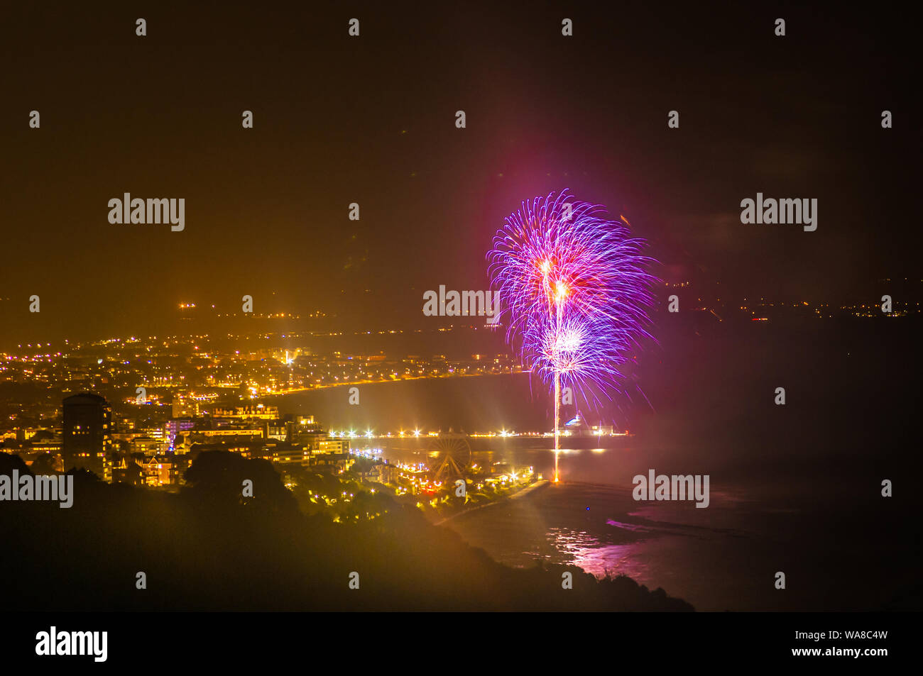 Eastbourne, East Sussex, Großbritannien..18. August 2019..The 27th Annual International Air Show Firework Finale. Ein glitzerndes Ende der viertägigen Show an der Südküste. Aufnahmen von Beachy Head. . Stockfoto