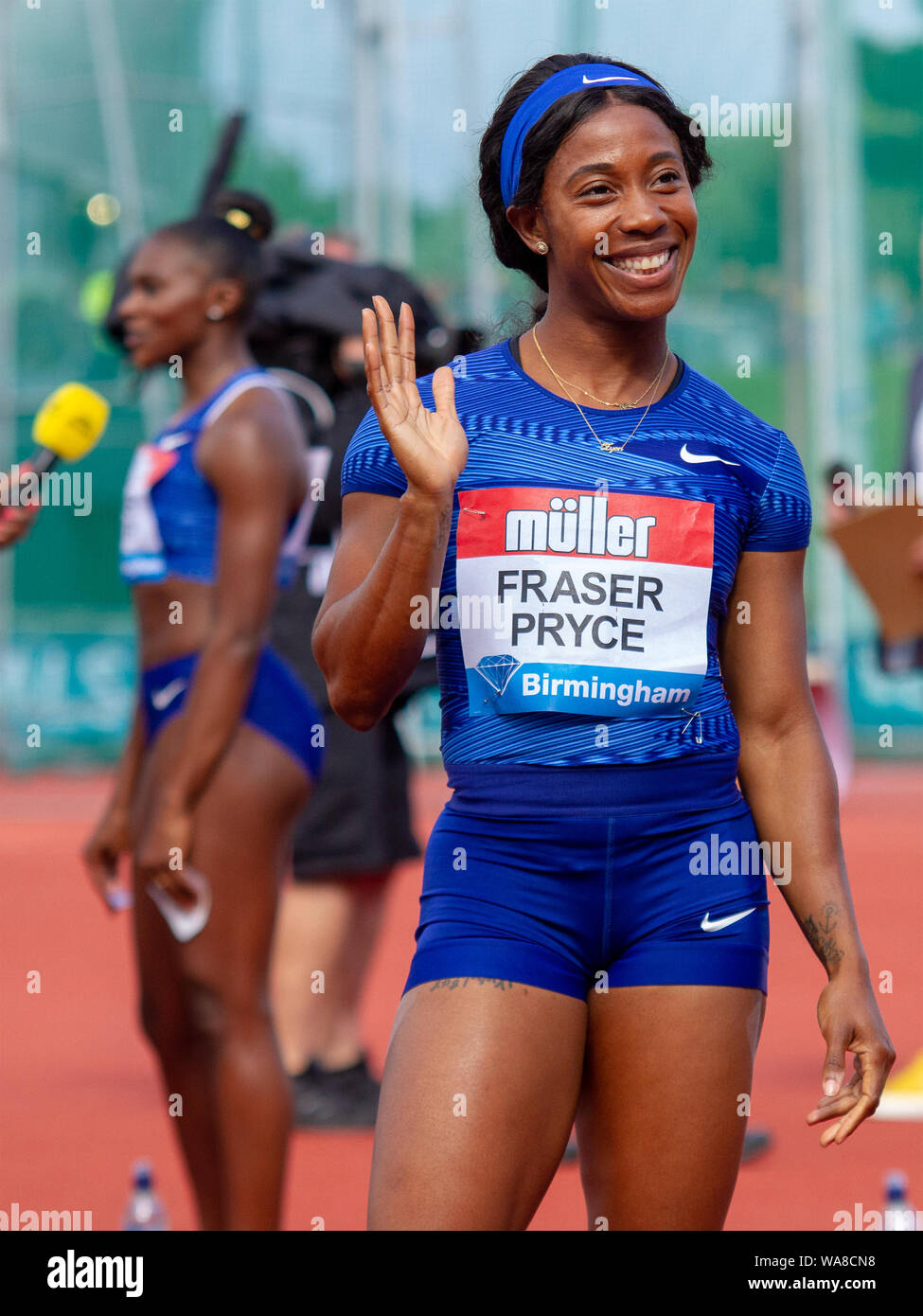 Shelly-Ann Fraser-Pryce von Jamaika Wellen nach kommenden Dritten bei den Frauen 200 Meter, während der Birmingham 2019 Müller Grand Prix, am Alexander Stadium, Birmingham. Stockfoto