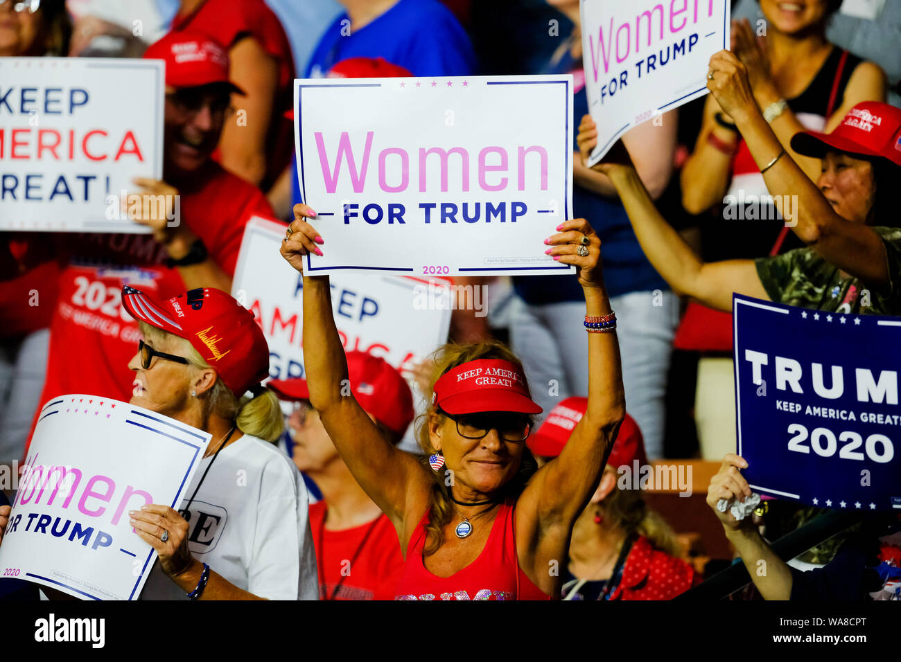 Frauen für Trumpf zeigen ihre Unterstützung während der maga Rallye in New Hampshire. Stockfoto