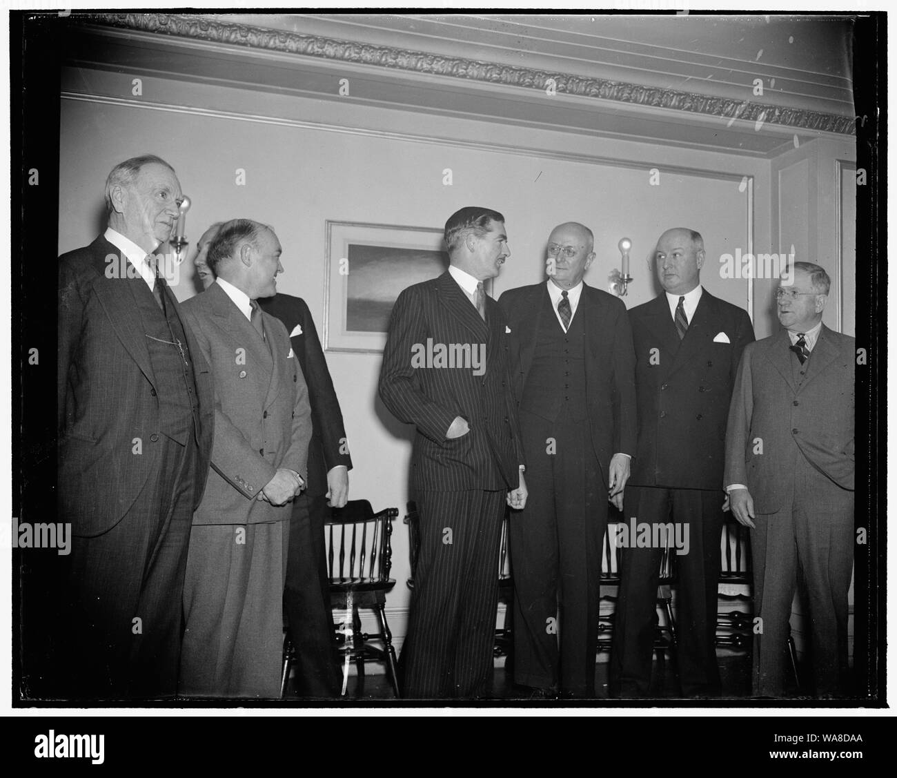 Mitglieder des Kabinetts chat mit Anthony Eden. Washington, D.C., 31.12.13. Anthony Eden's Chat mit Mitgliedern des Kabinetts von Präsident Roosevelt schien eine ernste Vene erreicht zu haben, wenn diese Bilder in der nationalen Presse Club heute, wo der ehemalige Außenminister war ein Mittagessen zu Gast war. Eden ist mit Attorney General Homer S. Cummings, PMG James A. Farley, und Innenminister Harold Ickes, 12/13/38 gezeigt Stockfoto