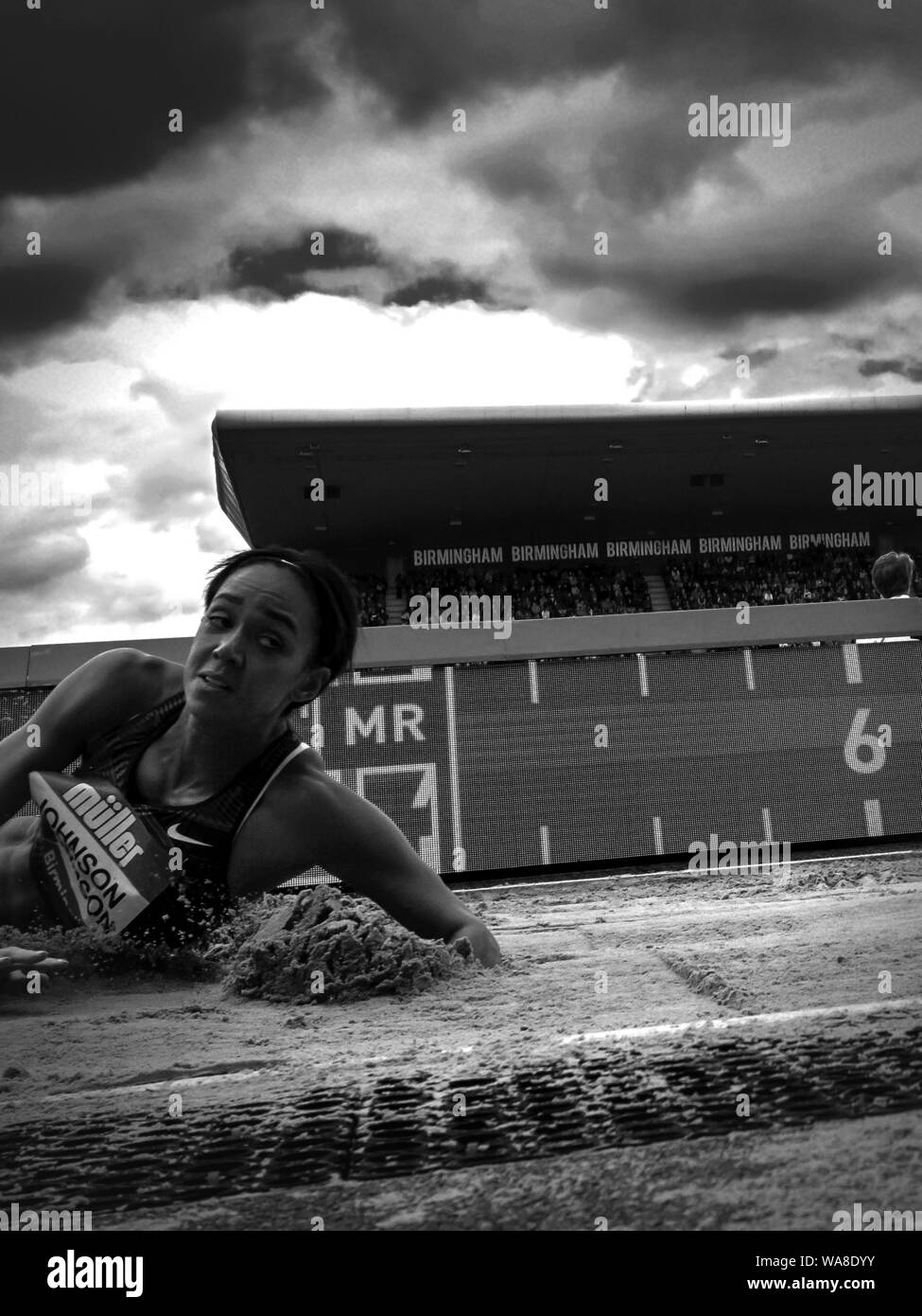 Katarina Johnson-Thompson Großbritannien landet während langer der Frauen springen, während der Birmingham 2019 Müller Grand Prix, am Alexander Stadium, Birmingham, England. Stockfoto