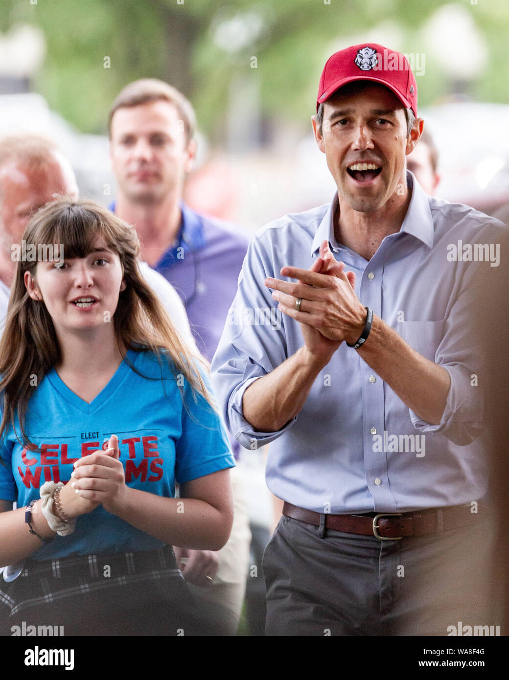 Fayetteville, Arkansas, USA. 18 Aug, 2019. August 18, 2019: Junge DM MICHA WALLACE mit demokratischen Präsidentschaftskandidaten BETO O'Rourke auf der Kundgebung mit der University of Arkansas Junge Demokraten. Credit: Brent Soule/ZUMA Draht/Alamy leben Nachrichten Stockfoto